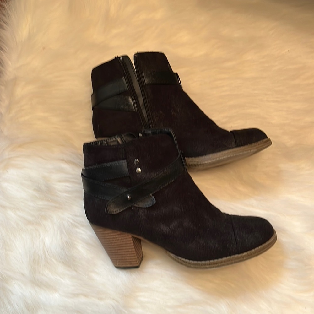 Seventeen black faux suede boots